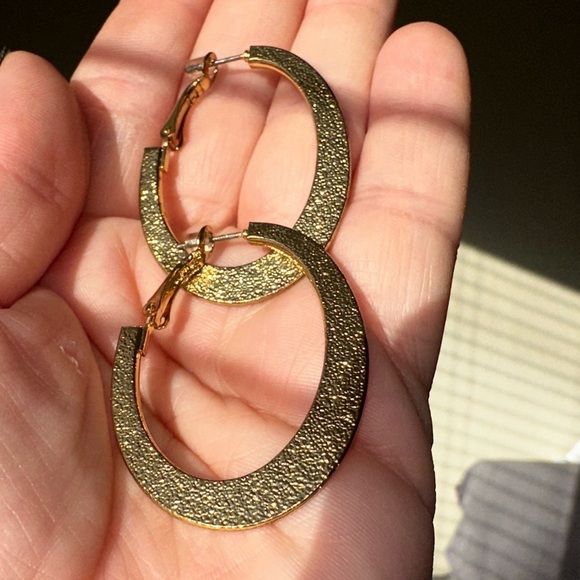 Textured gold hoops - Picture 1 of 4